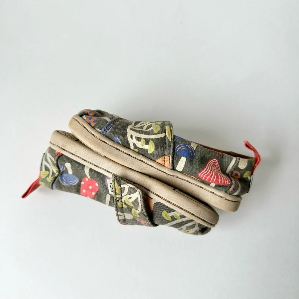 Toms Mushroom and Gnome Print Glow In The Dark Shoes
